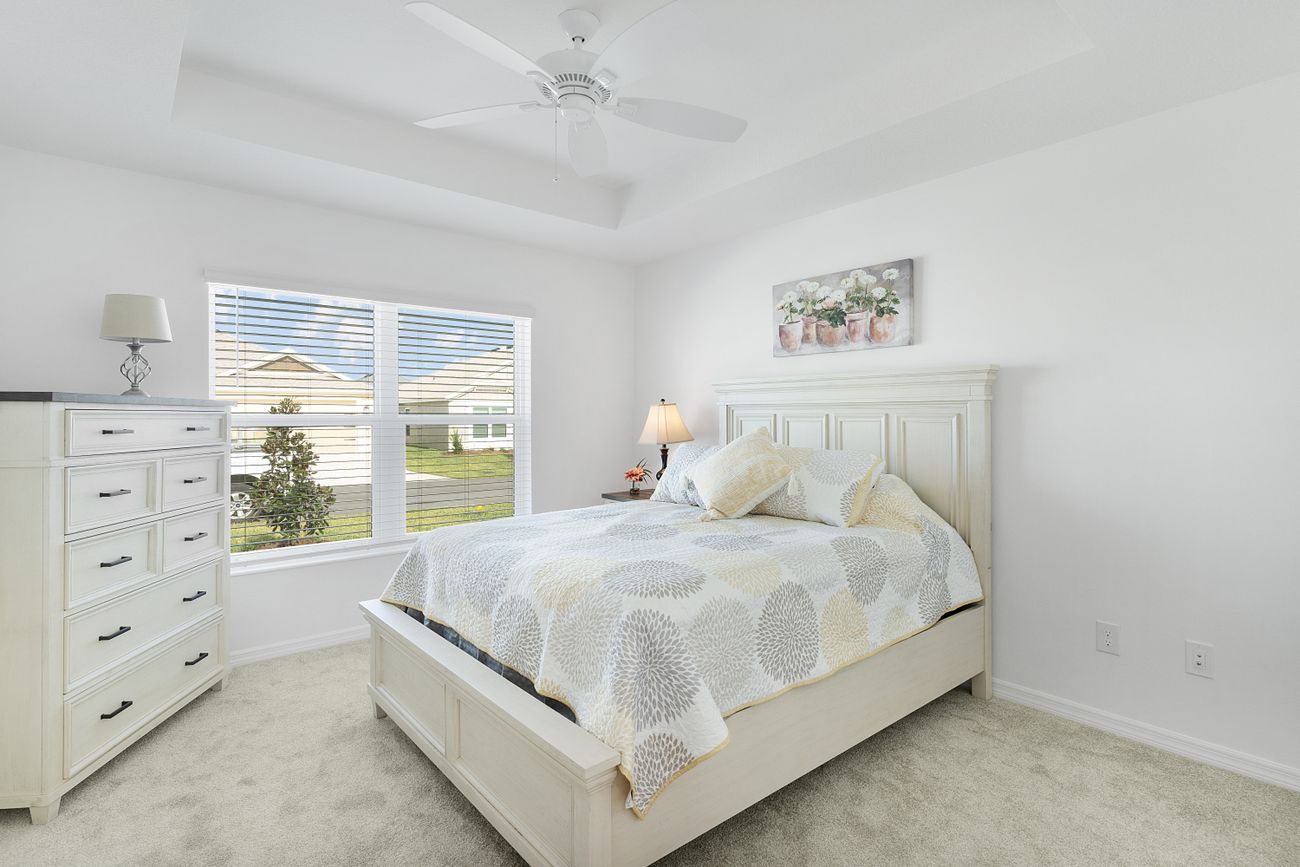 Guest bedroom with queen bed